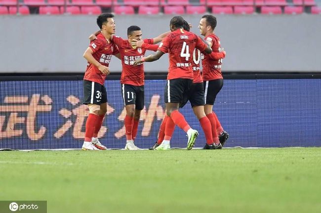国模茂密森林大尺度人体